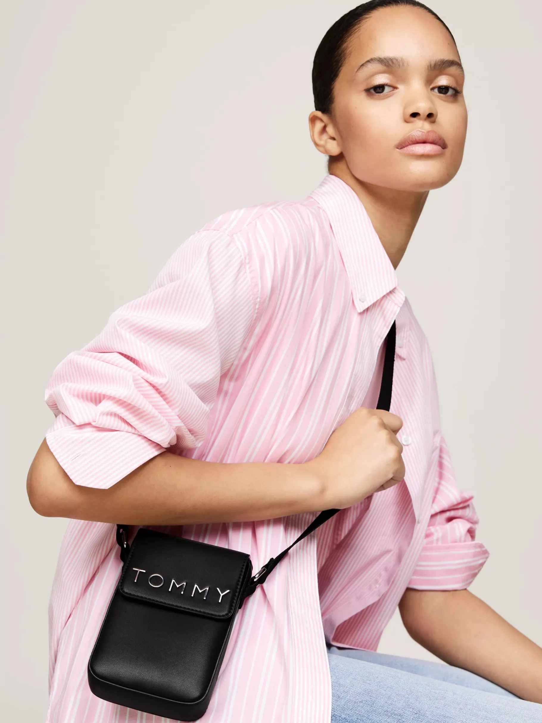 Tommy Hilfiger City Smartphone-Etuitasche mit Metall-Logo BLACK Cheap