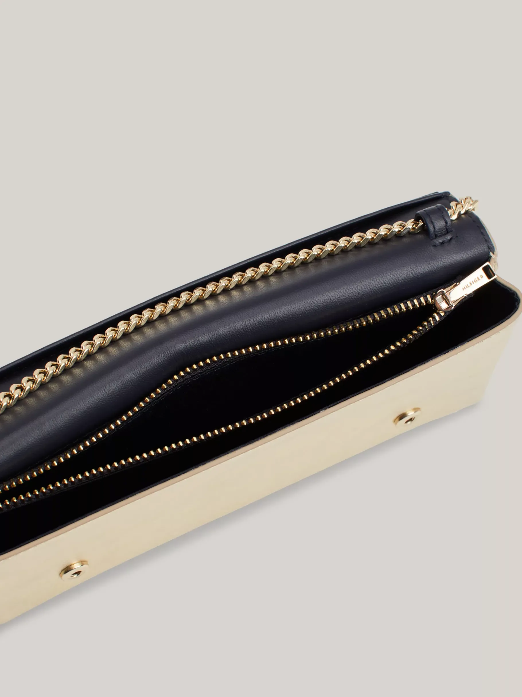 Tommy Hilfiger Kettenriemen-Clutch aus Metallic-Leder GOLD Cheap