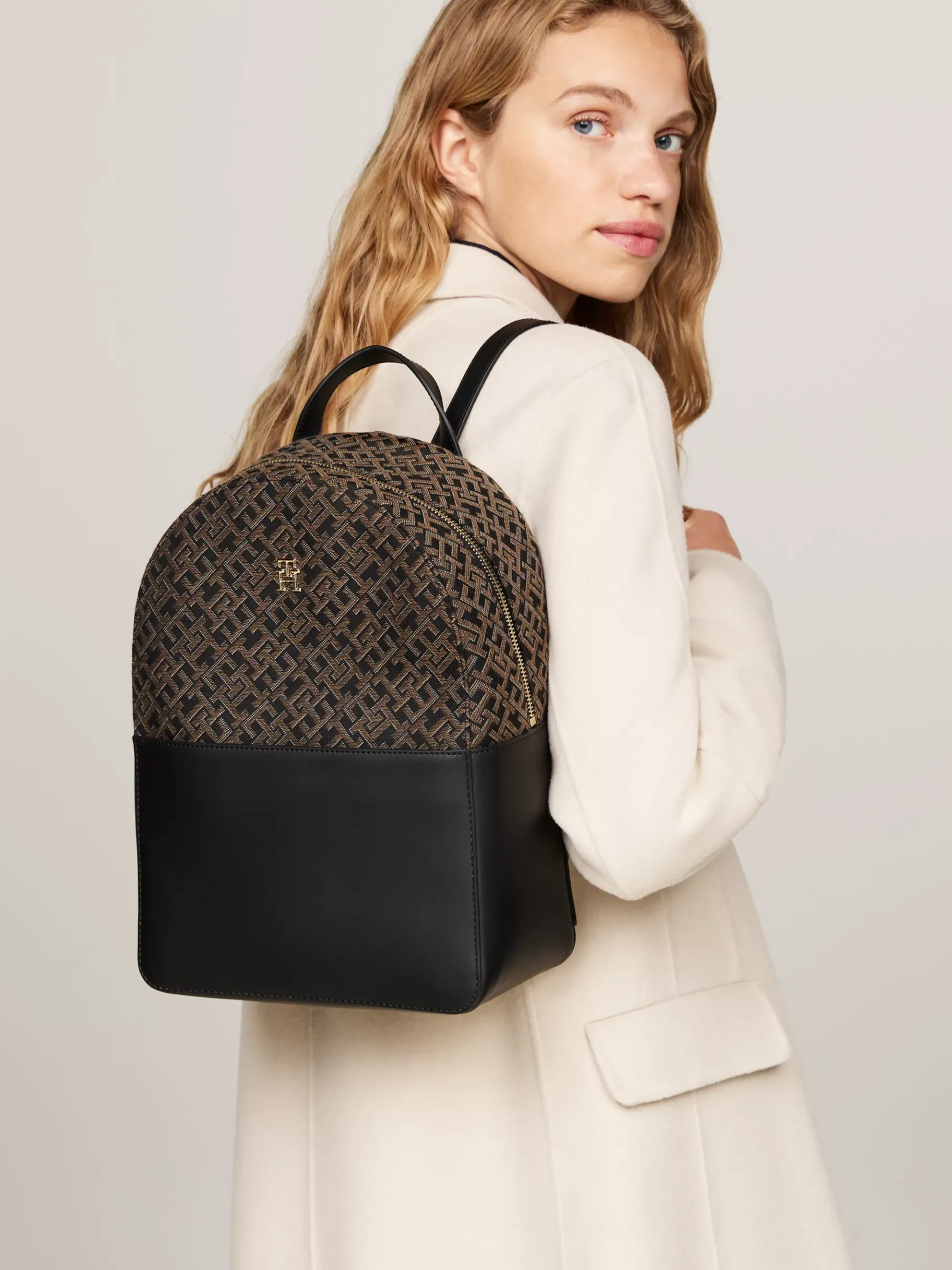 Tommy Hilfiger Kuppelförmiger Rucksack mit Jacquard BLACK Hot