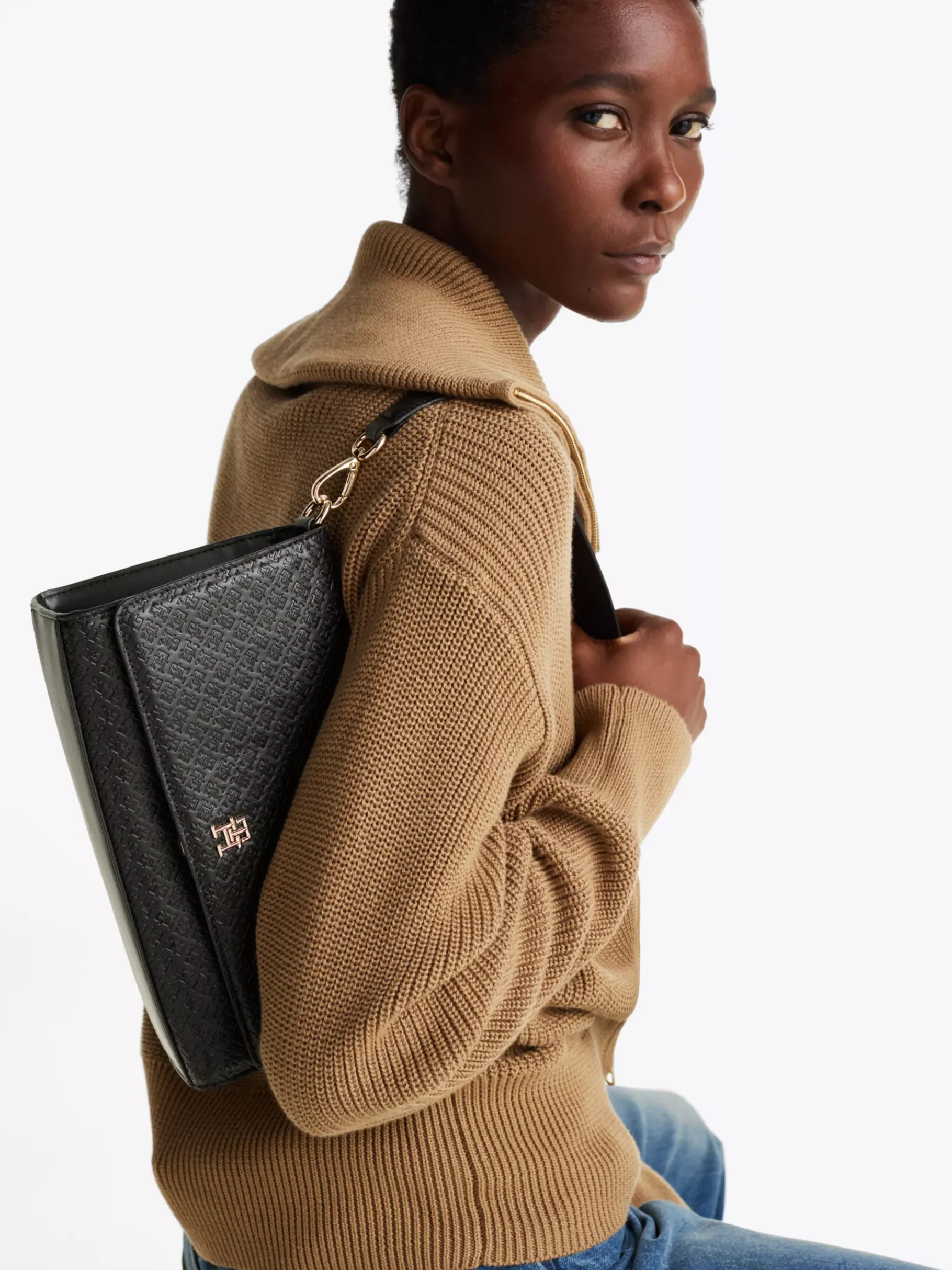 Tommy Hilfiger Schultertasche mit tiefgeprägten TH-Monogrammen BLACK Clearance