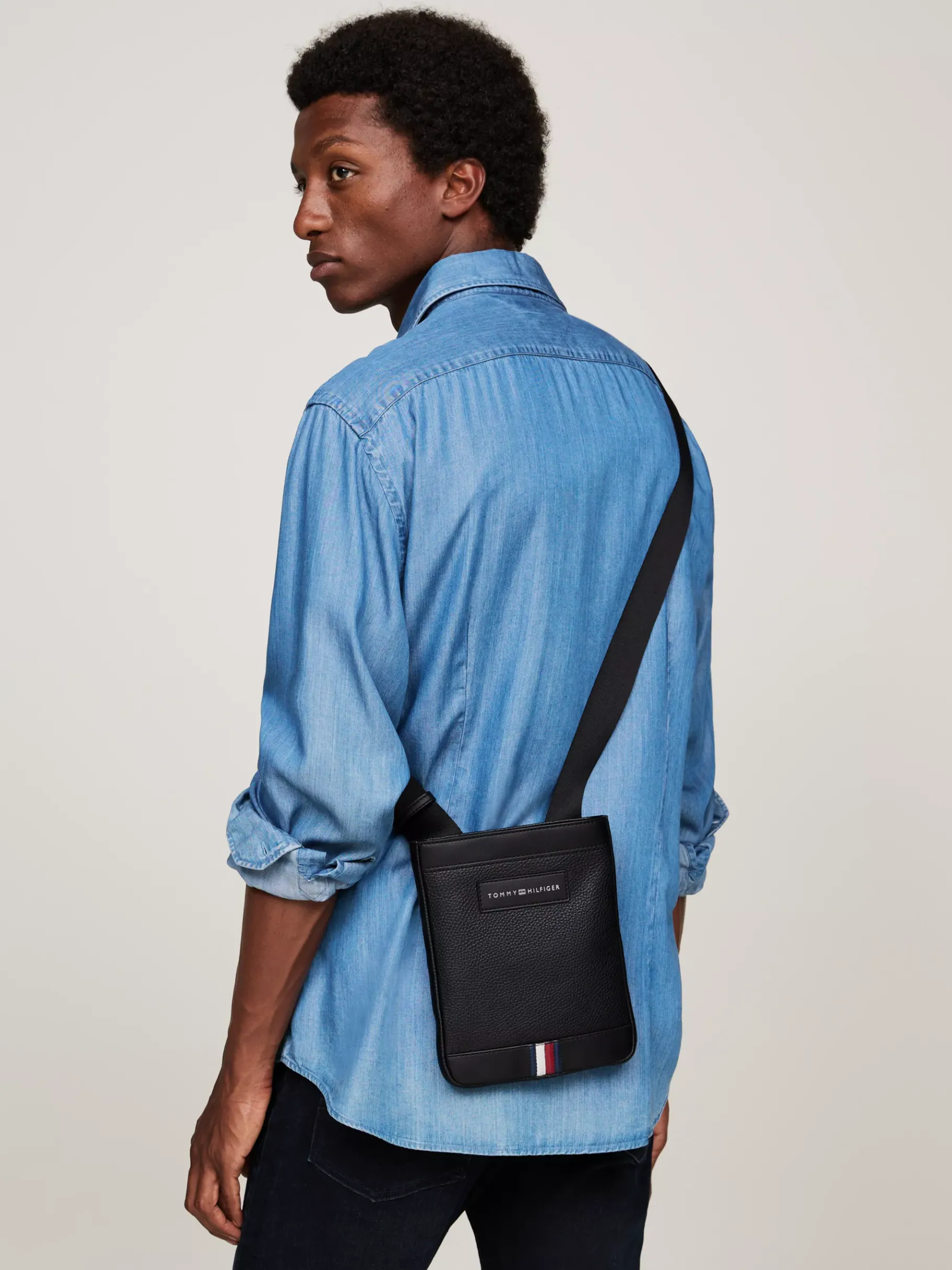 Tommy Hilfiger TH Business kleine Crossbody-Tasche BLACK Store