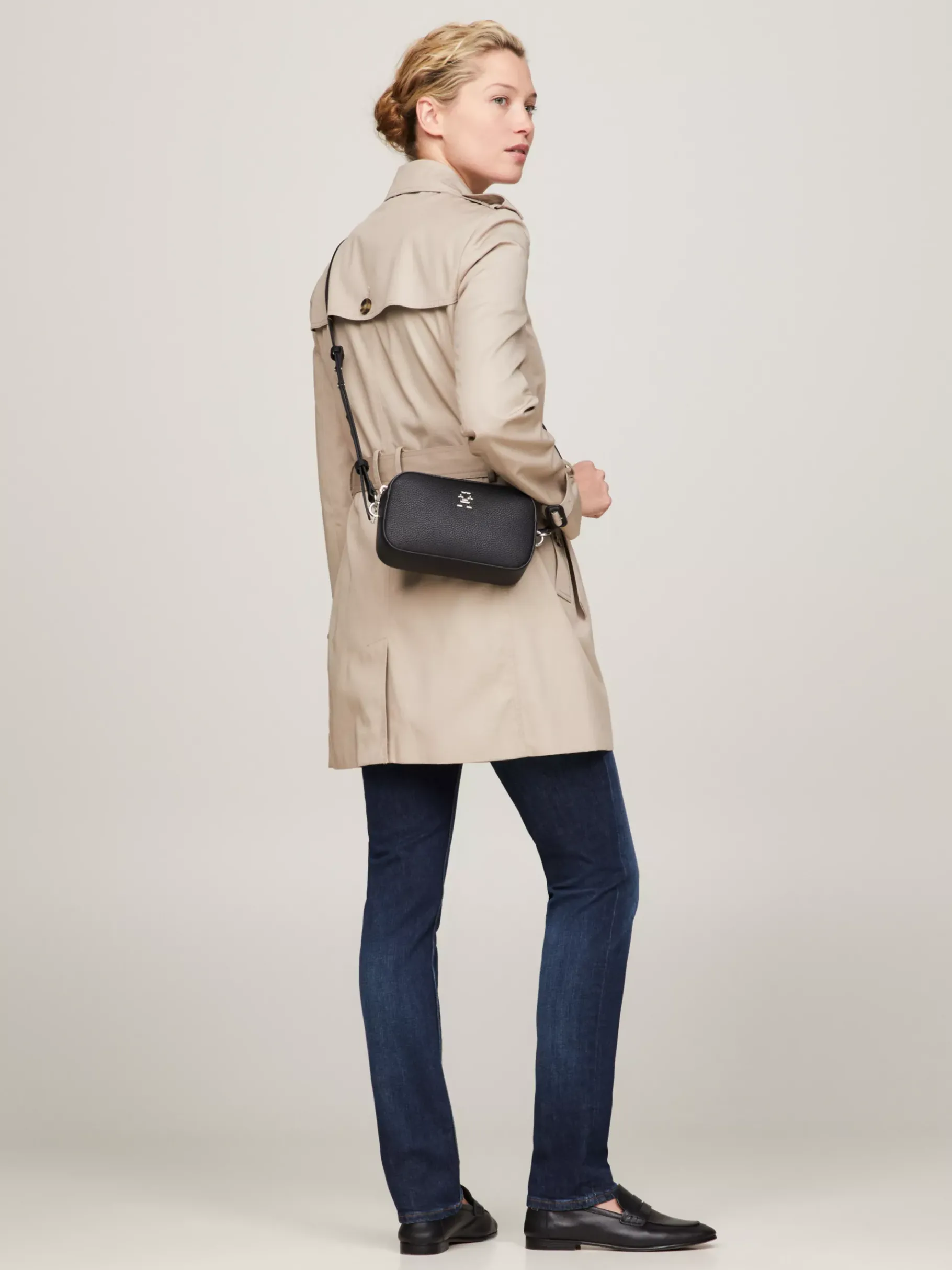 Tommy Hilfiger TH Emblem Crossbody-Kameratasche BLACK Clearance