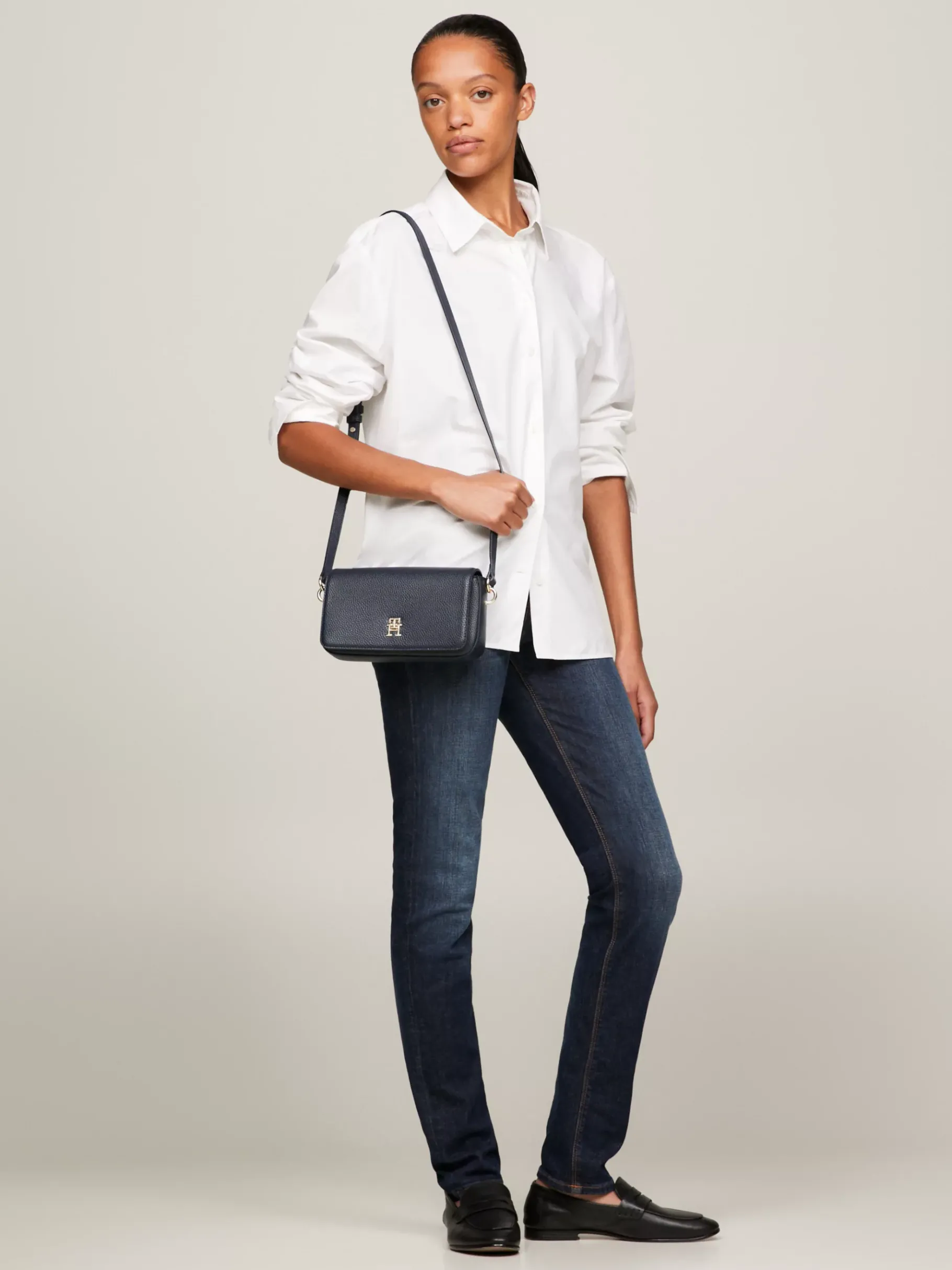 Tommy Hilfiger TH Emblem Crossbody-Tasche mit Klappe SPACE BLUE Discount