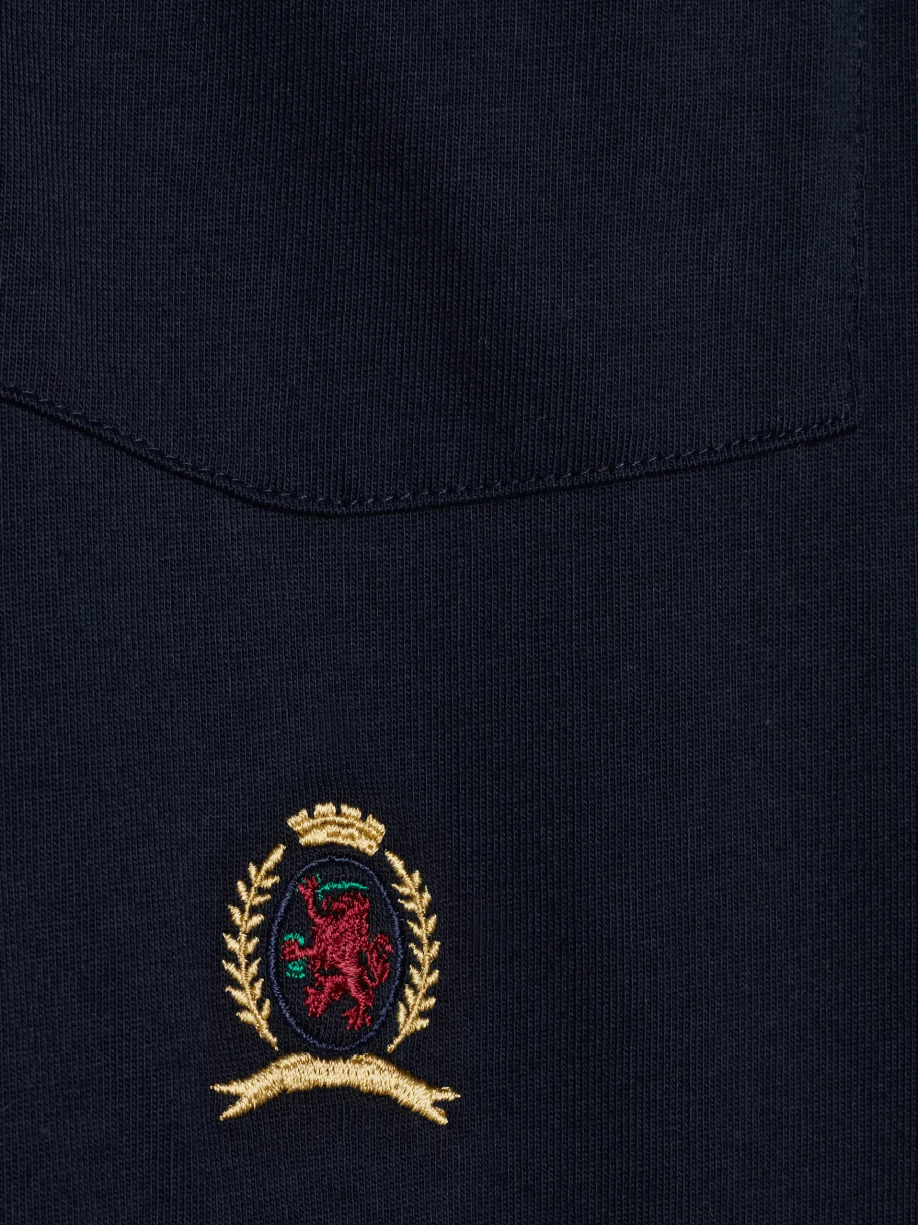 Tommy Hilfiger T-Shirt mit Brusttasche und Wappen-Stickerei DESERT SKY Discount